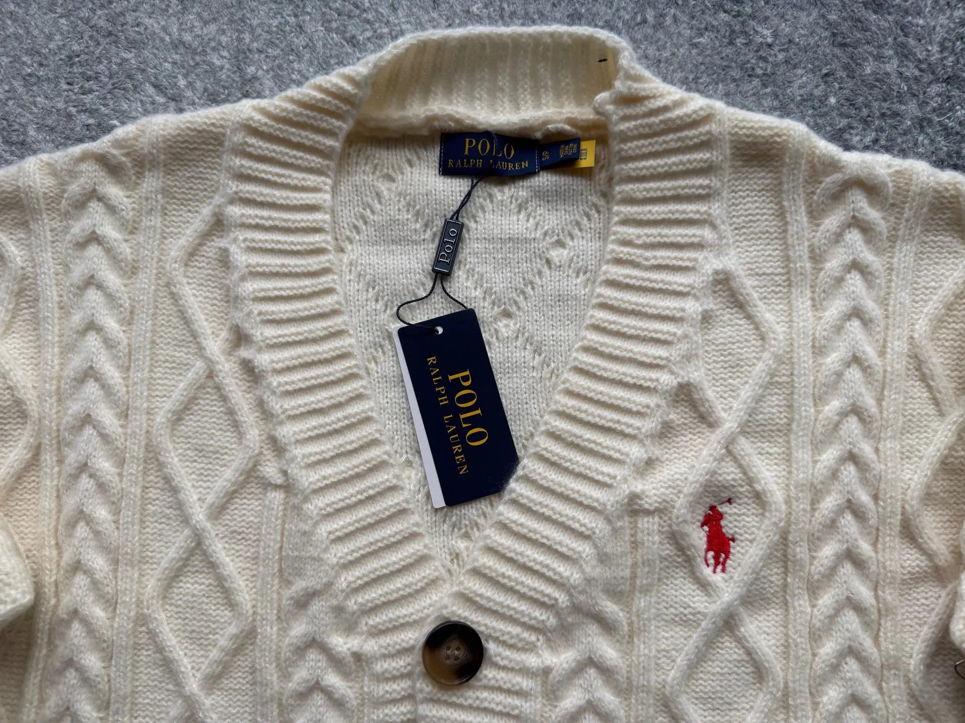 P220 Ralph Lauren old money style cable sweater. The end of the sweater must be twisted! Want to go for an American retro style but are afraid of using too much force? This cable cardigan can be called a "retro dressing cheat"~ ▫️Cable workmanship = the king of retro atmosphere: the three-dimensional cable pattern replicates the texture of American vintage clothes, not deliberately to look old, but with a "sensation of luxury accumulated over time". The moment you put it on, you have the "smell of a male protagonist in a campus movie", and the hair tie was praised as "clothes cheating" when taking photos~ ▫️It doesn't matter your body shape but also hides a lot of fat. It can also be worn by boys with broad shoulders and slightly fat, V The collar can also modify the neck line, making the person look more upright~ Wear it under a coat/down jacket in winter, revealing the cable ties and small red labels, and the sense of layering is directly stunning~ It is perfect with sneakers and leather shoes. American boys rush with their eyes closed, and directly reorganize their wardrobe~ Color: Navy Blue Apricot Size S Height 165-170CM Weight 110-125 M Height 170-175CM Weight 125-140 L Height 175-185CM Weight 140-155